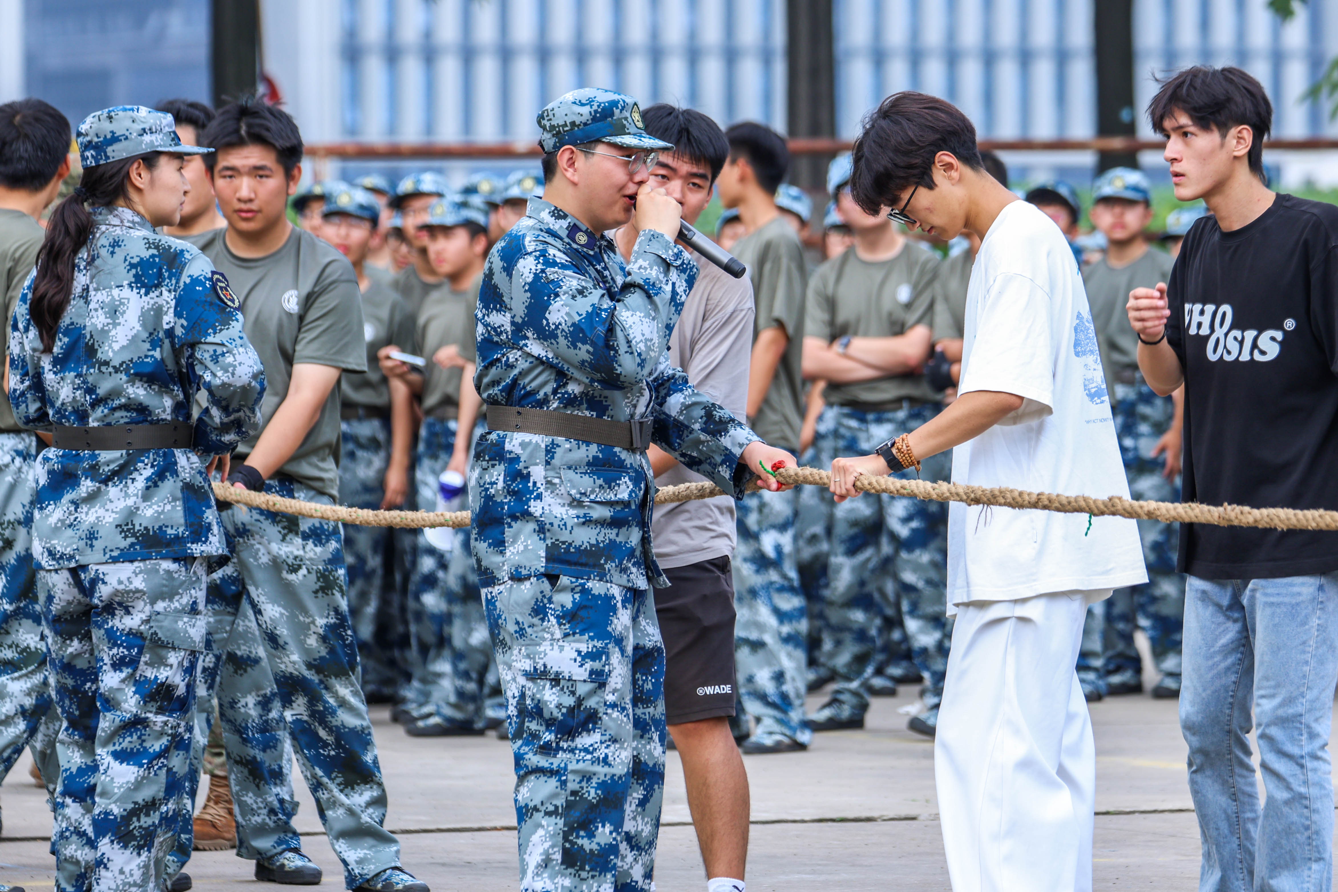 拔河 辅导员王延瑜主持.jpg